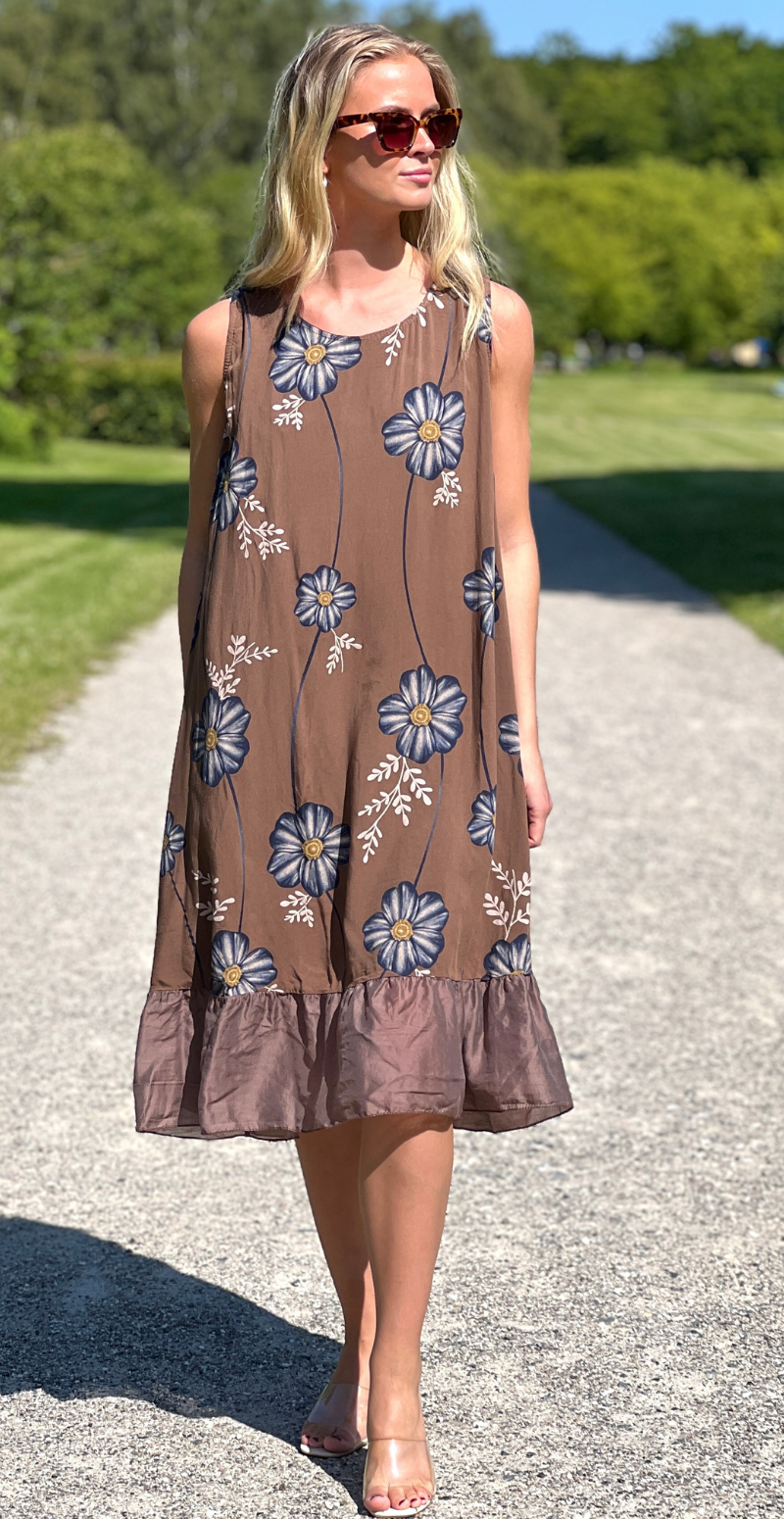 Renata kjole med blomster print og satinkant forneden brun LikeLondon