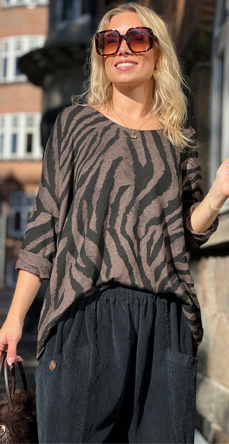 Zika bluse med v-hals og zebraprint chocolate LikeLondon