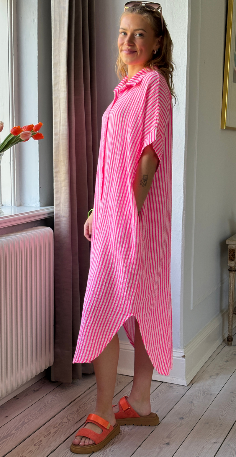 Ilia gennemknappet og stribet kjole i musselin fuxia LikeLondon