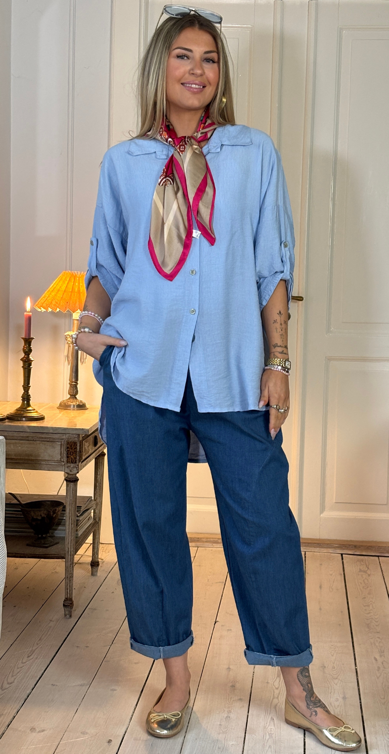 Martha skjorte med opsmøg på ærmet sky LikeLondon