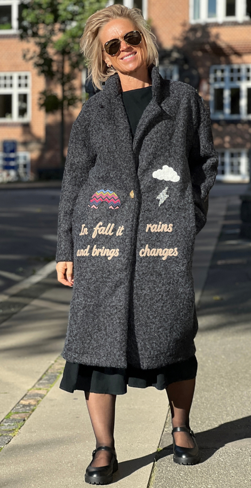 Bette frakke med patches sort LikeLondon