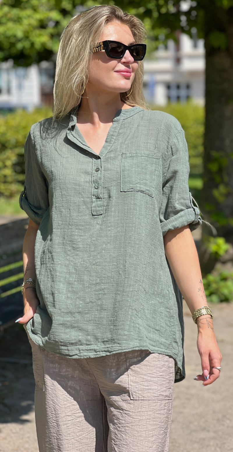 Karla ensfarvet hør bluse med stolpelukning khaki LikeLondon