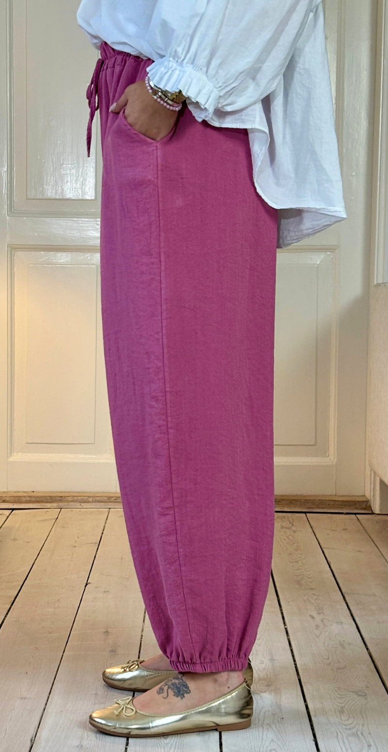 Marietta bukser med bindebånd i taljen og elastik i benene cipolla LikeLondon