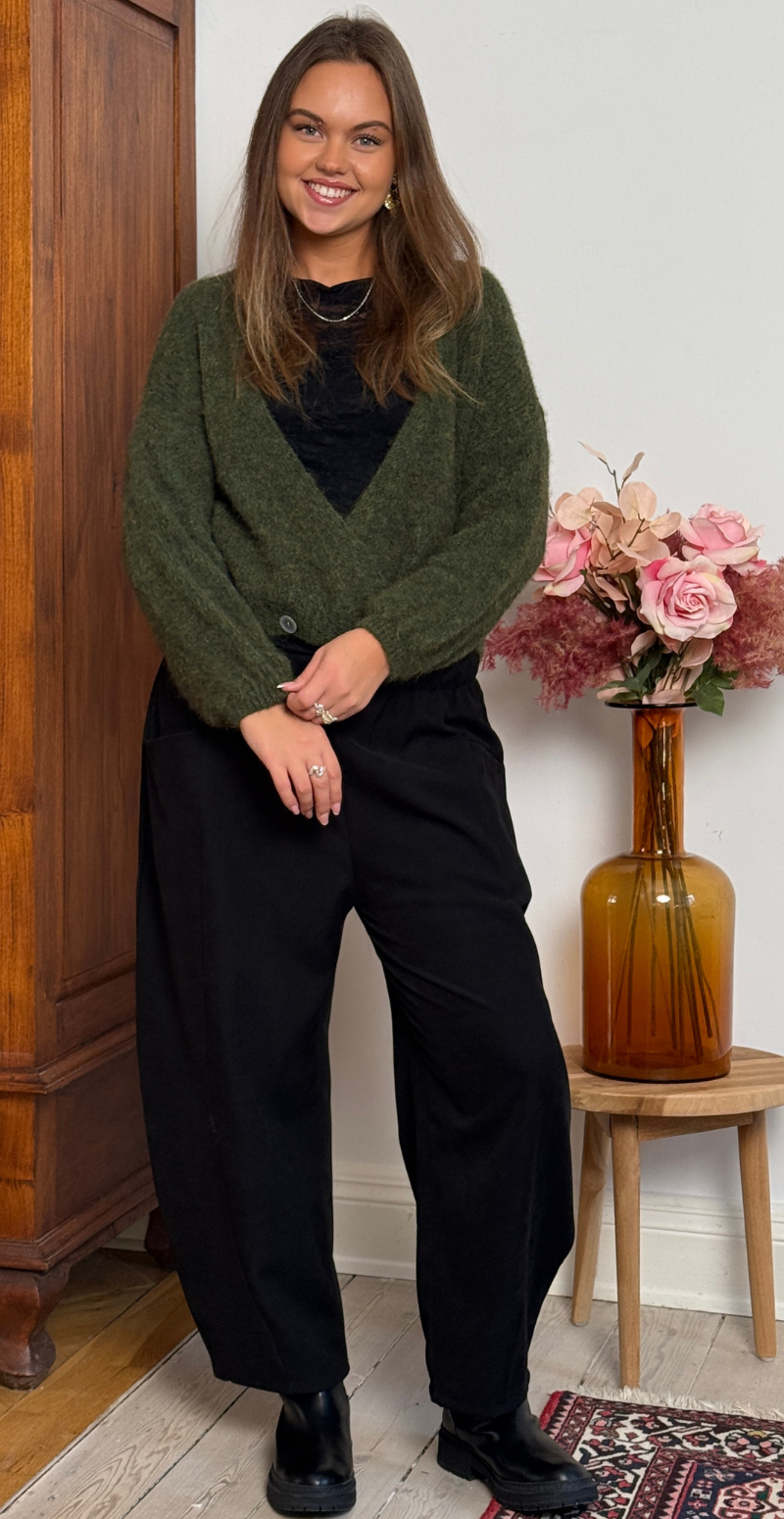 Kitty strikcardigan med wrapeffekt og knapper army LikeLondon