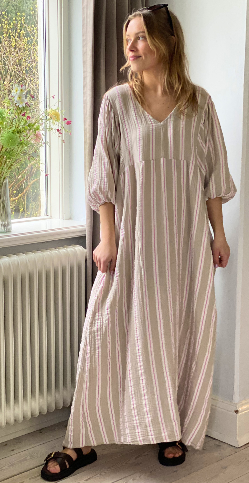 Zira lang kjole med grafisk mønster og v-hals beige LikeLondon