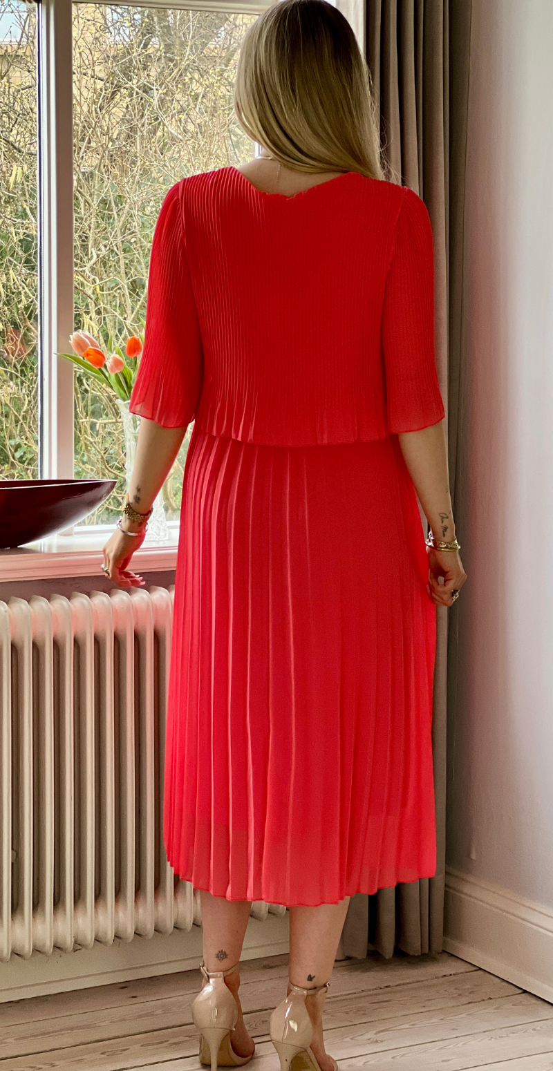 Forudbestil uge 15 Carmen plisseret kjole med elastik i taljen koral LikeLondon