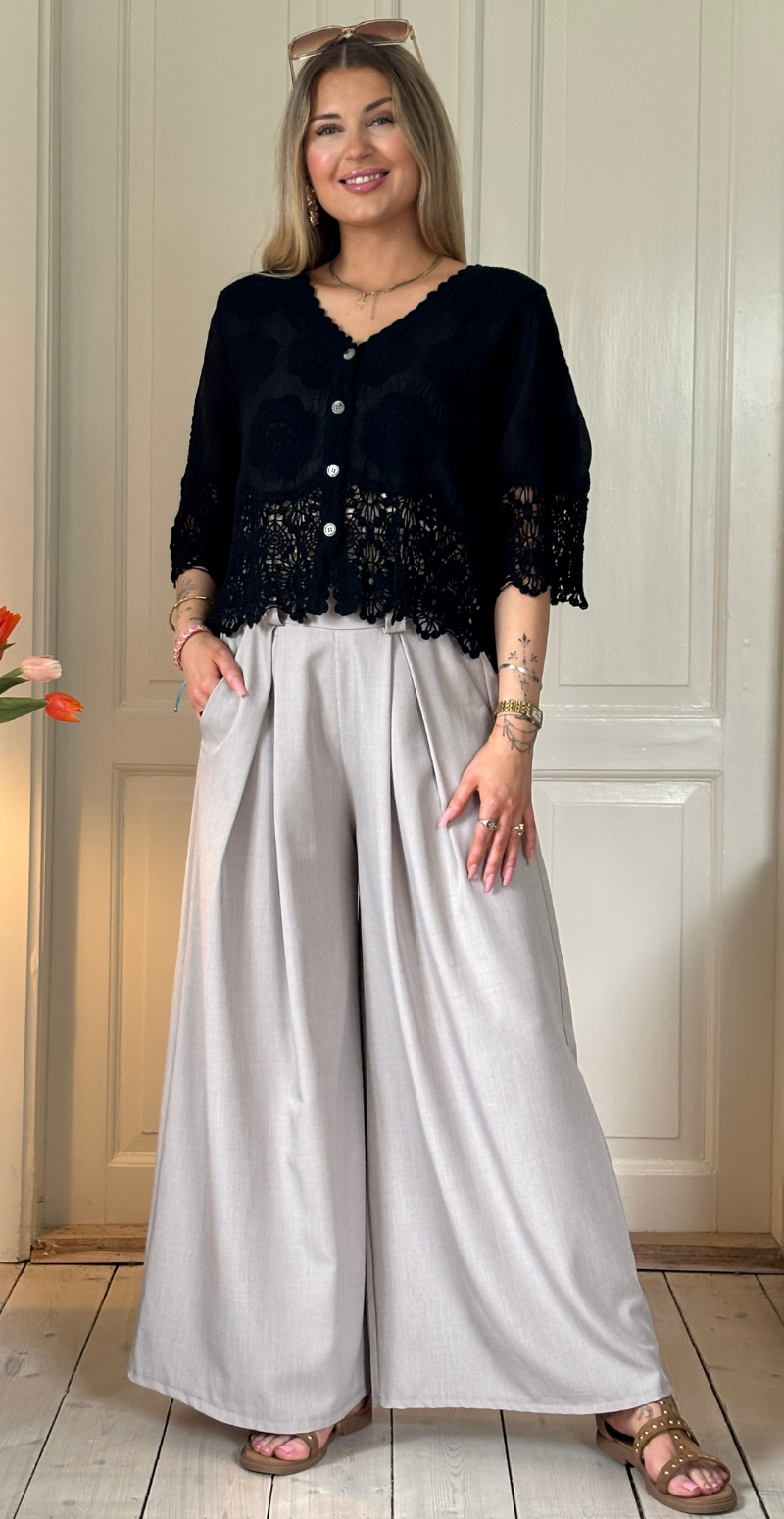 Silvia cardigan med 3/4 ærmer og hæklede kanter sort LikeLondon