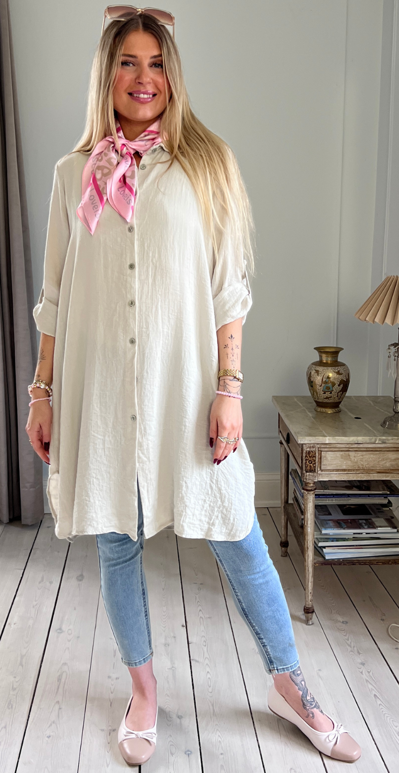 Ayla kjoletunika med perlemorsknapper og opsmøg beige LikeLondon