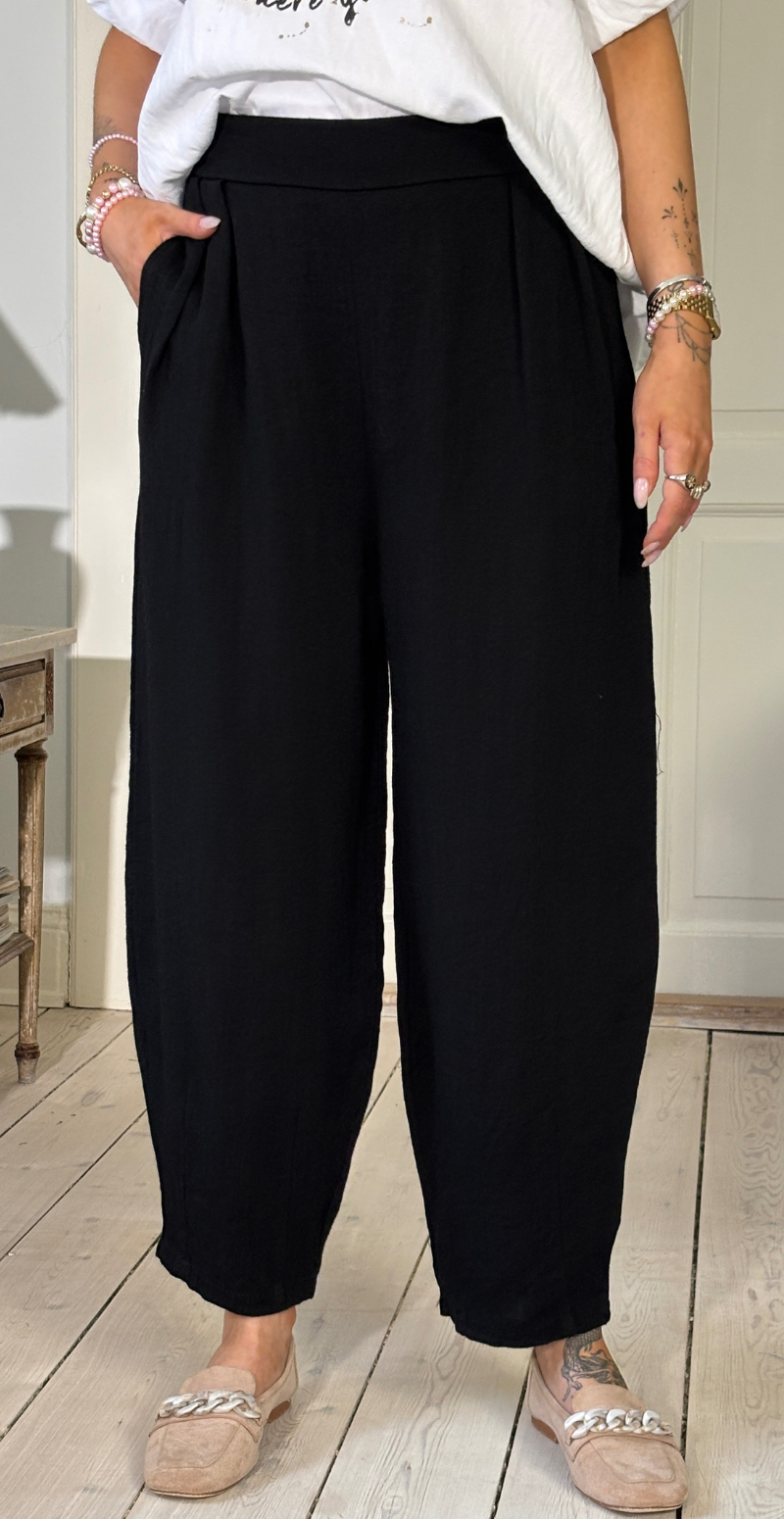 Forudbestil uge 8 Sutton bukser i barrel-fit med læg foran sort LikeLondon