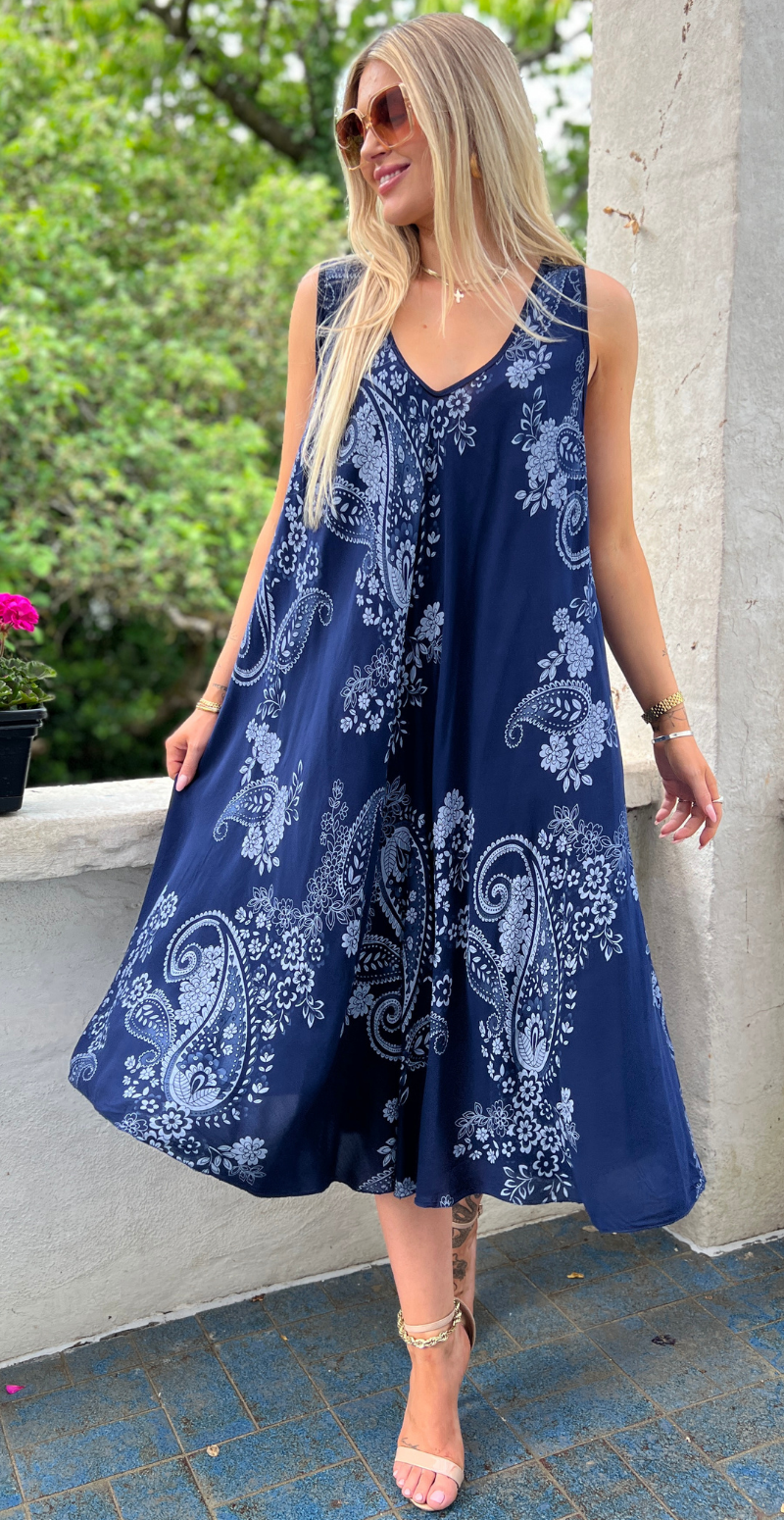 Safina vidde kjole uden ærmer med paisleyprint navy LikeLondon