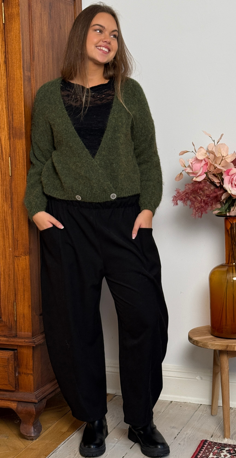 Kitty strikcardigan med wrapeffekt og knapper army LikeLondon