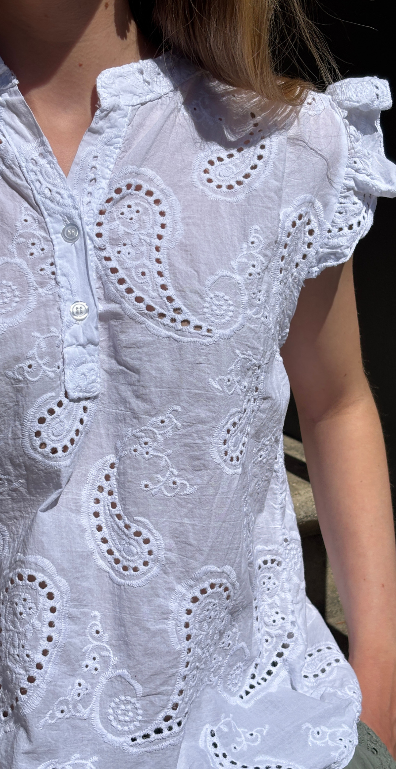 Isobel bluse med broderi anglaise og flæseærmer hvid LikeLondon
