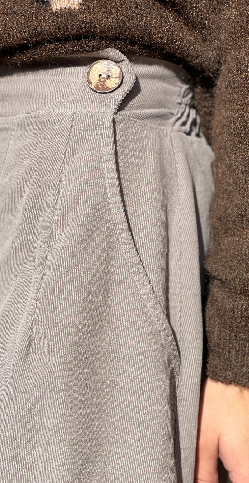 Edel fløjlsnederdel med lommer og træknap i taljen fango LikeLondon