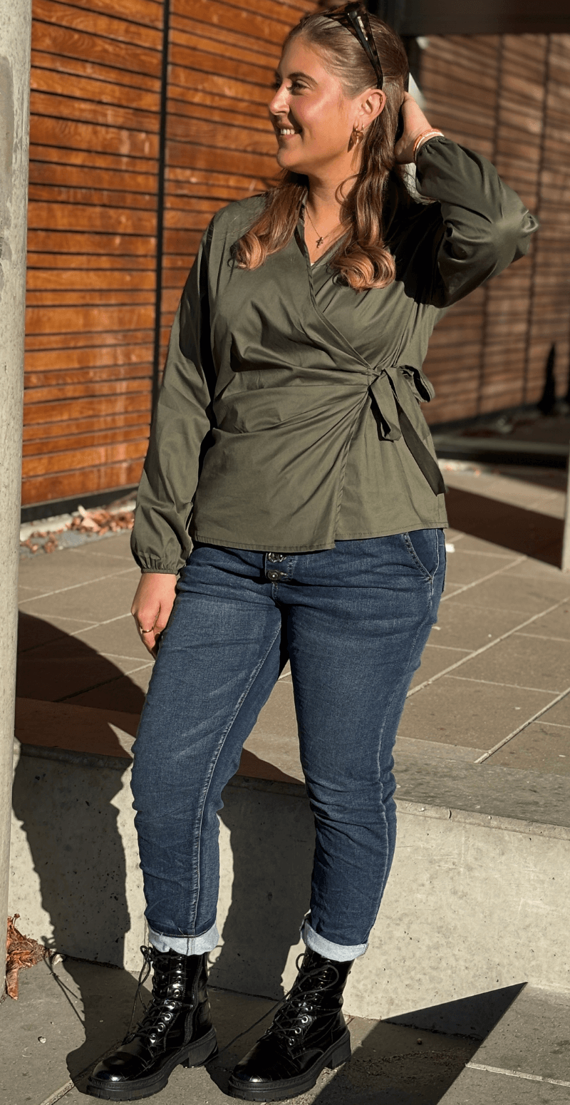 Maria slå om bluse med bindebånd military LikeLondon