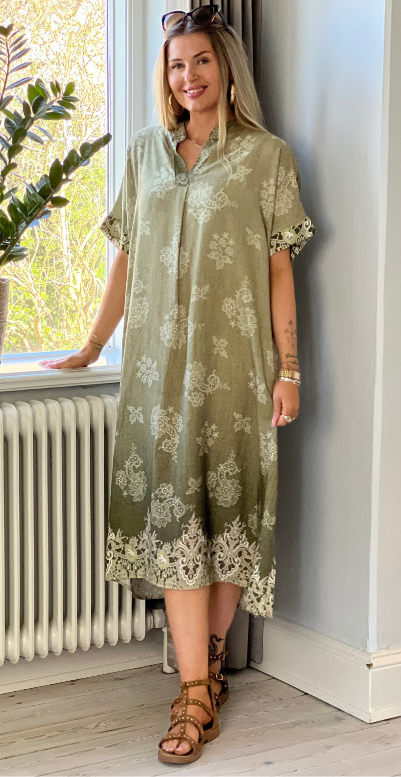 Mai kjole med blomsterprint og v-hals khaki LikeLondon