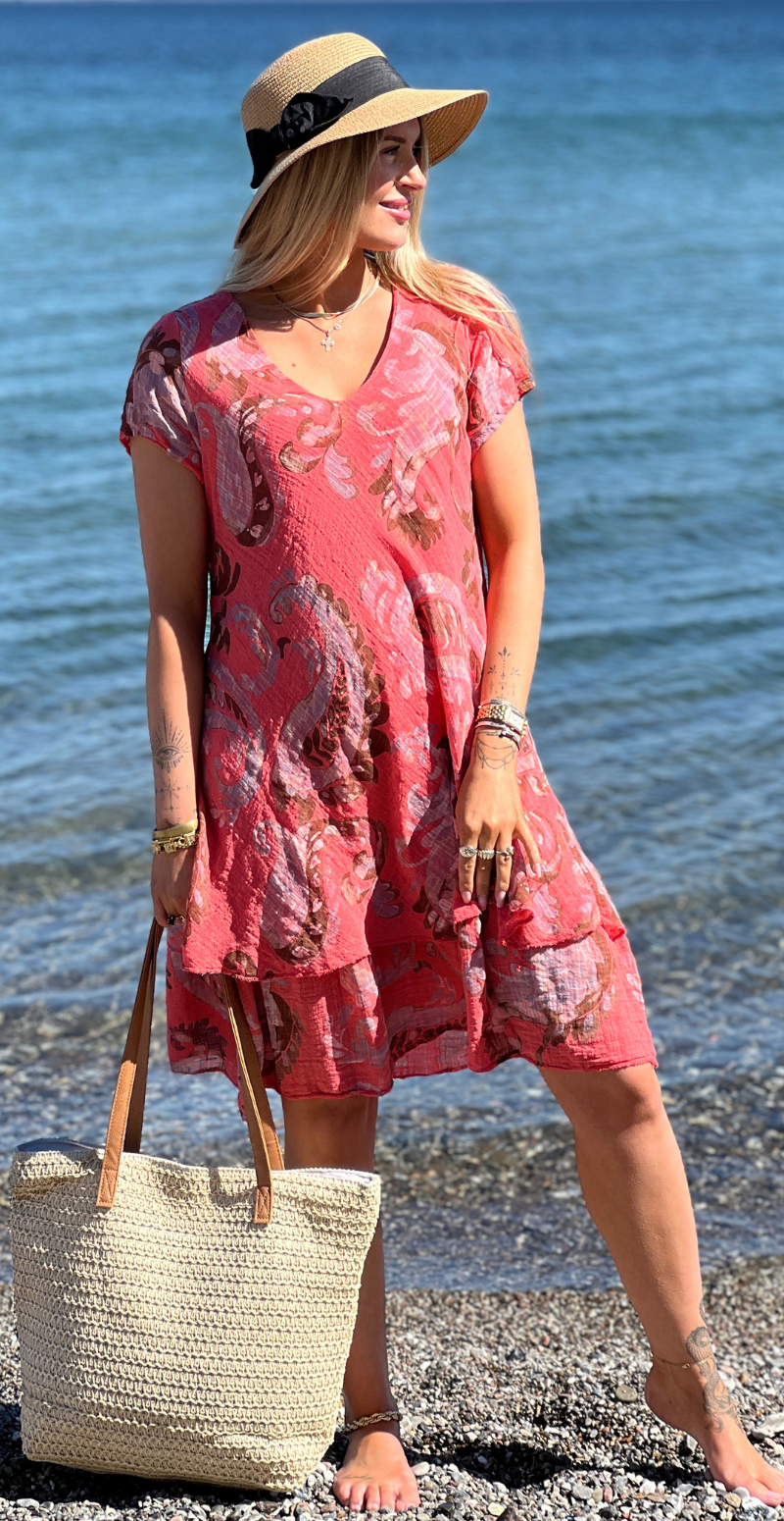 Simone kjole i 2 lag med paisley koral LikeLondon