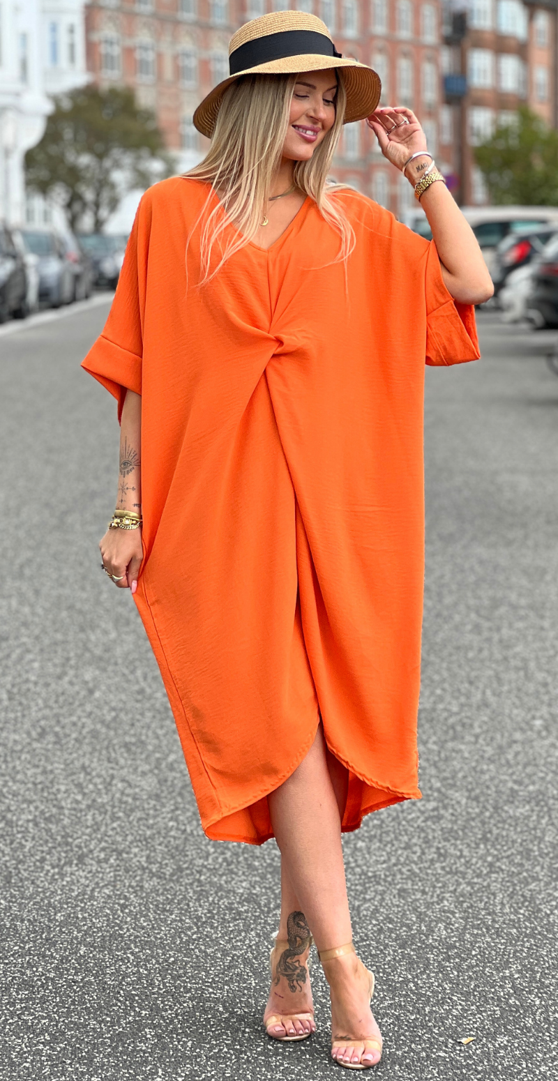 Lisa ensfarvet kjole med knude foran orange LikeLondon