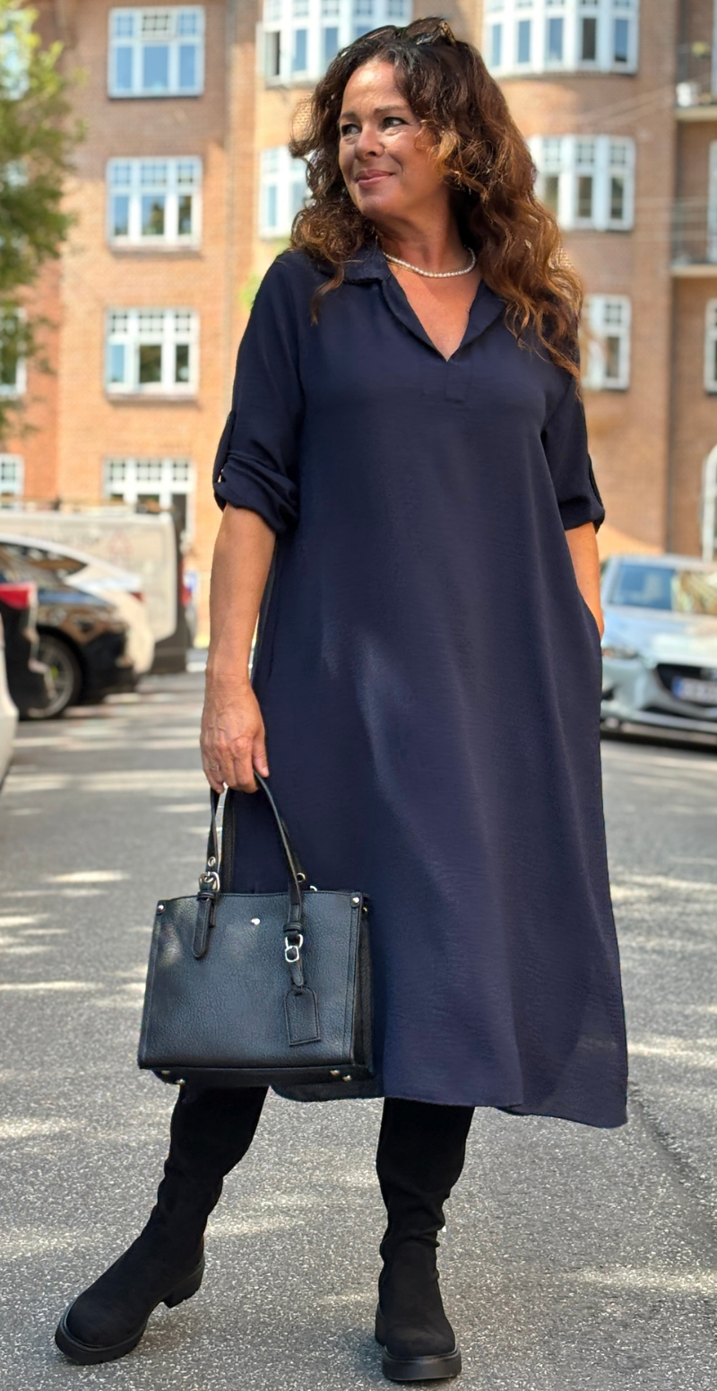Tilly kjole med v-hals, krave og slids navy LikeLondon
