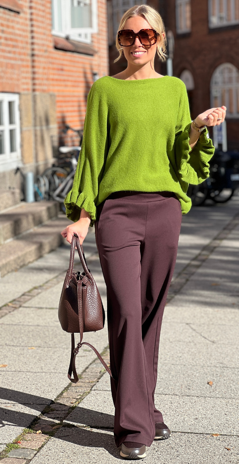 Louise strikbluse i baby alpaca med flæsedetaljer og 3/4 ærmer olive LikeLondon