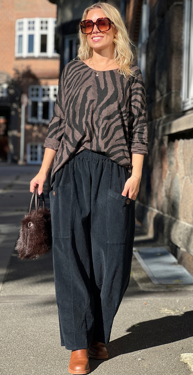 Zika bluse med v-hals og zebraprint chocolate LikeLondon