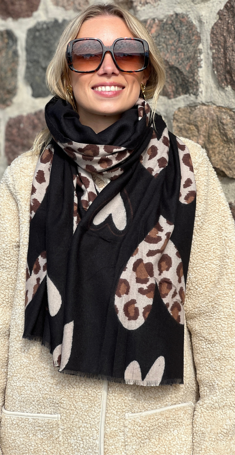 Tørklæde med leopardprint og hjerter sort LikeLondon