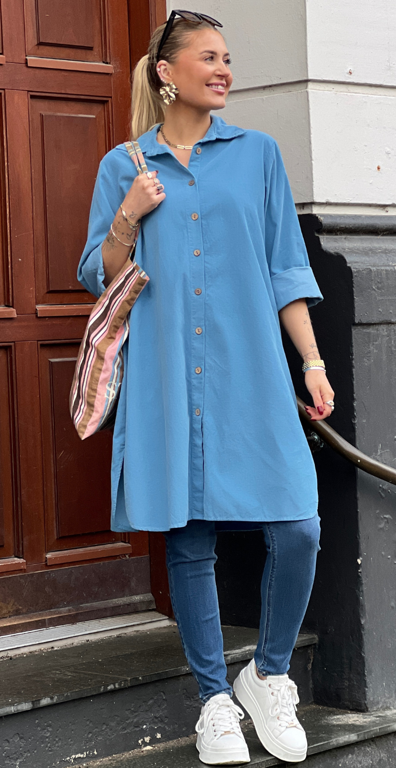 Danica fløjls kjole-tunika med knapstolpe light jeans LikeLondon