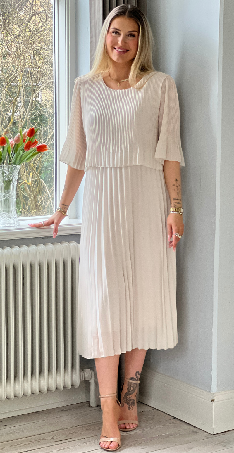 Carmen plisseret kjole med elastik i taljen beige LikeLondon