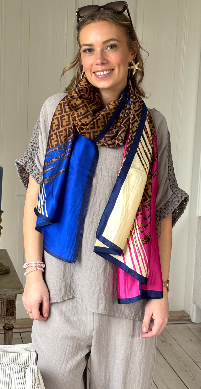 Tørklæde med "E" logo og farverigt print pink LikeLondon