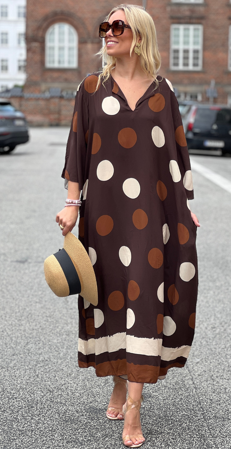 Effie lang kjole med store dots og lommer brun LikeLondon