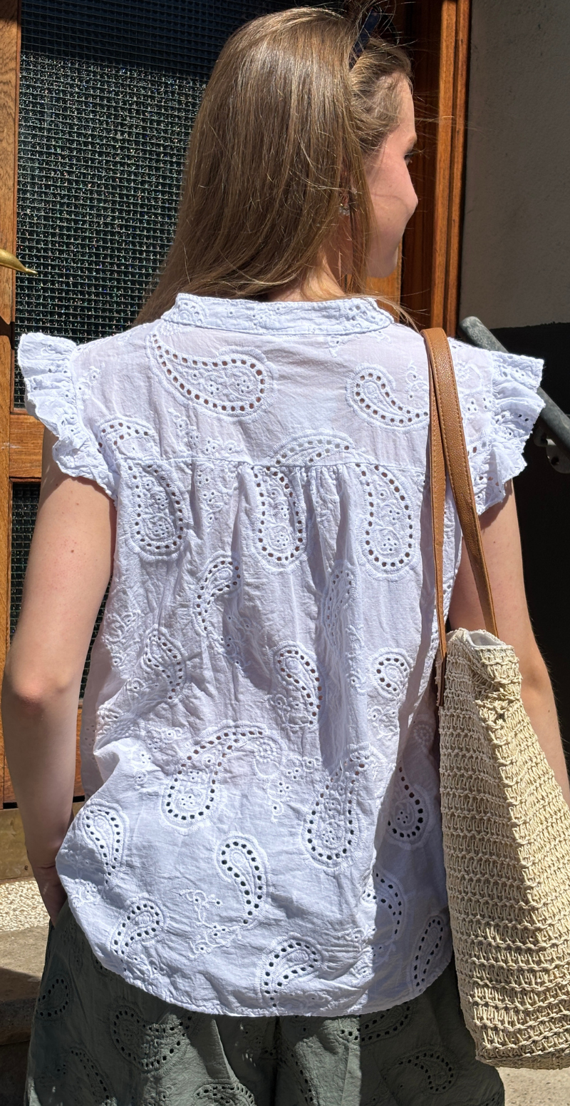 Isobel bluse med broderi anglaise og flæseærmer hvid LikeLondon