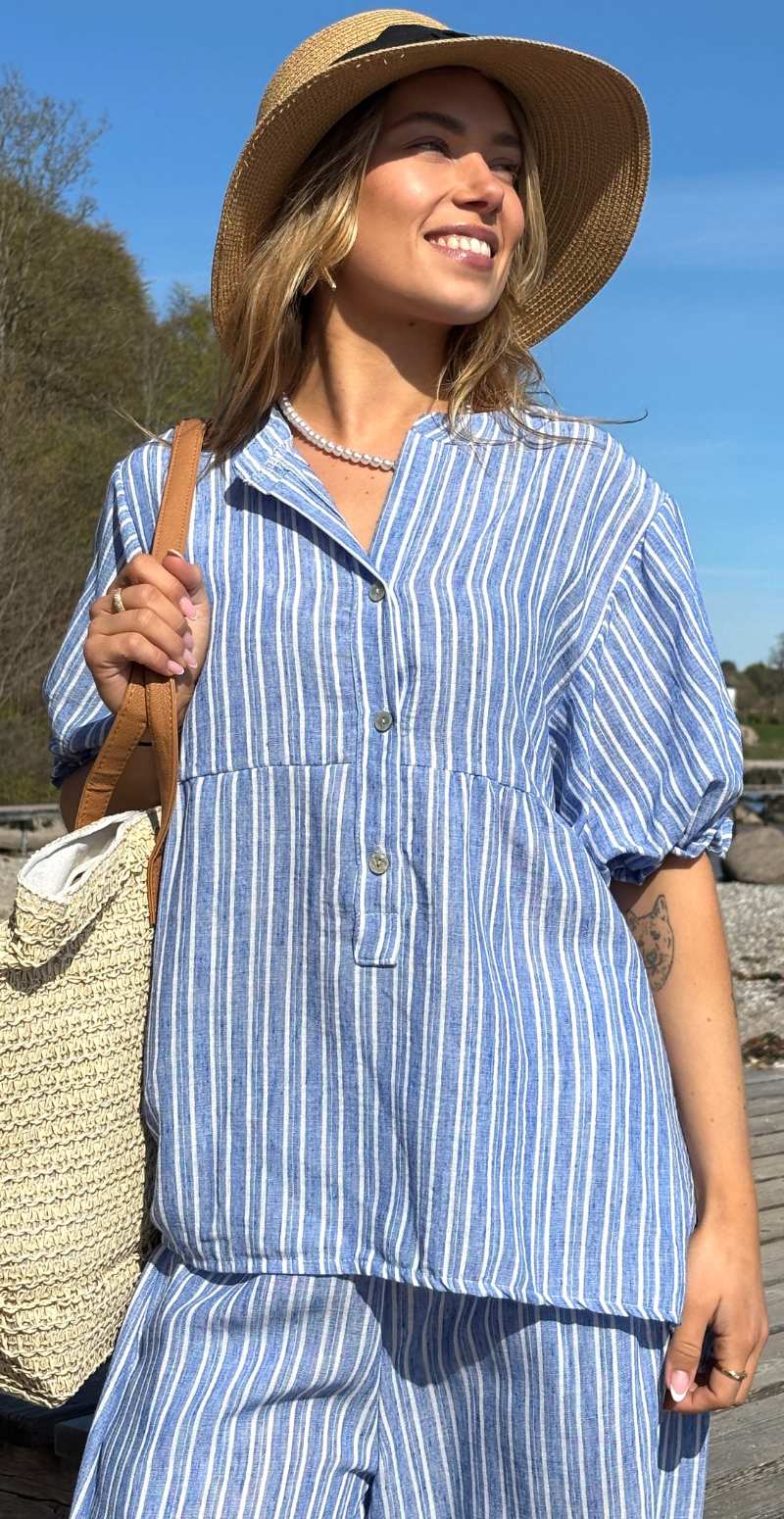Merle stribet bluse med pufærmer og stolpelukning blå LikeLondon