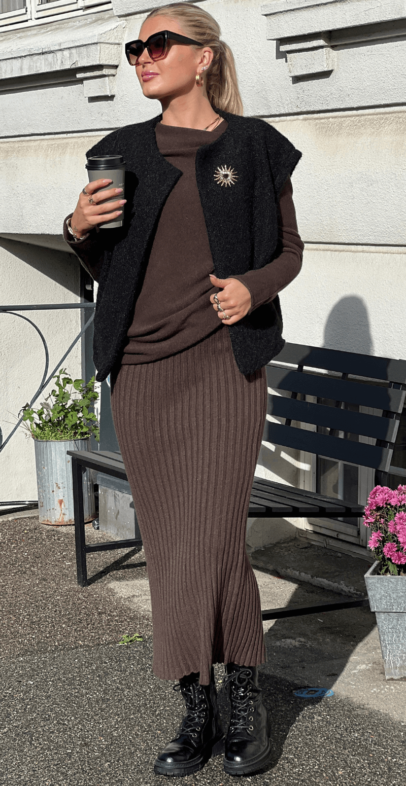 Dana filtet vest med lommer og broche sort LikeLondon