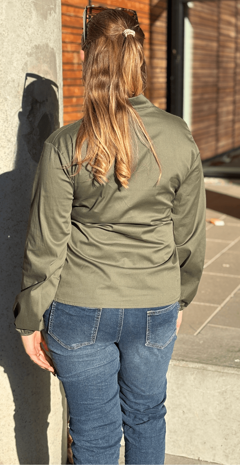 Maria slå om bluse med bindebånd military LikeLondon