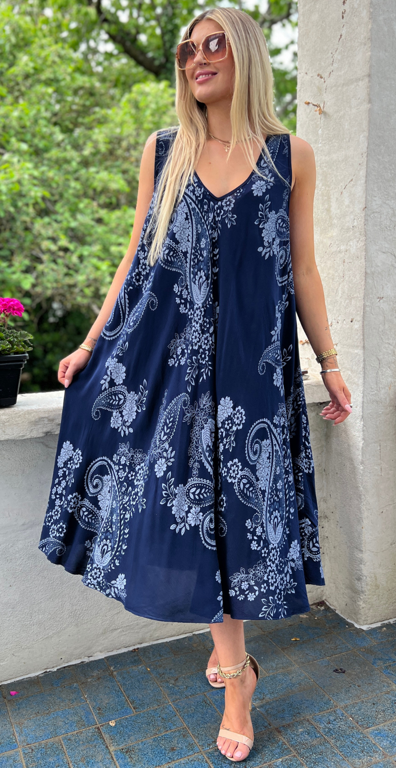 Safina vidde kjole uden ærmer med paisleyprint navy LikeLondon