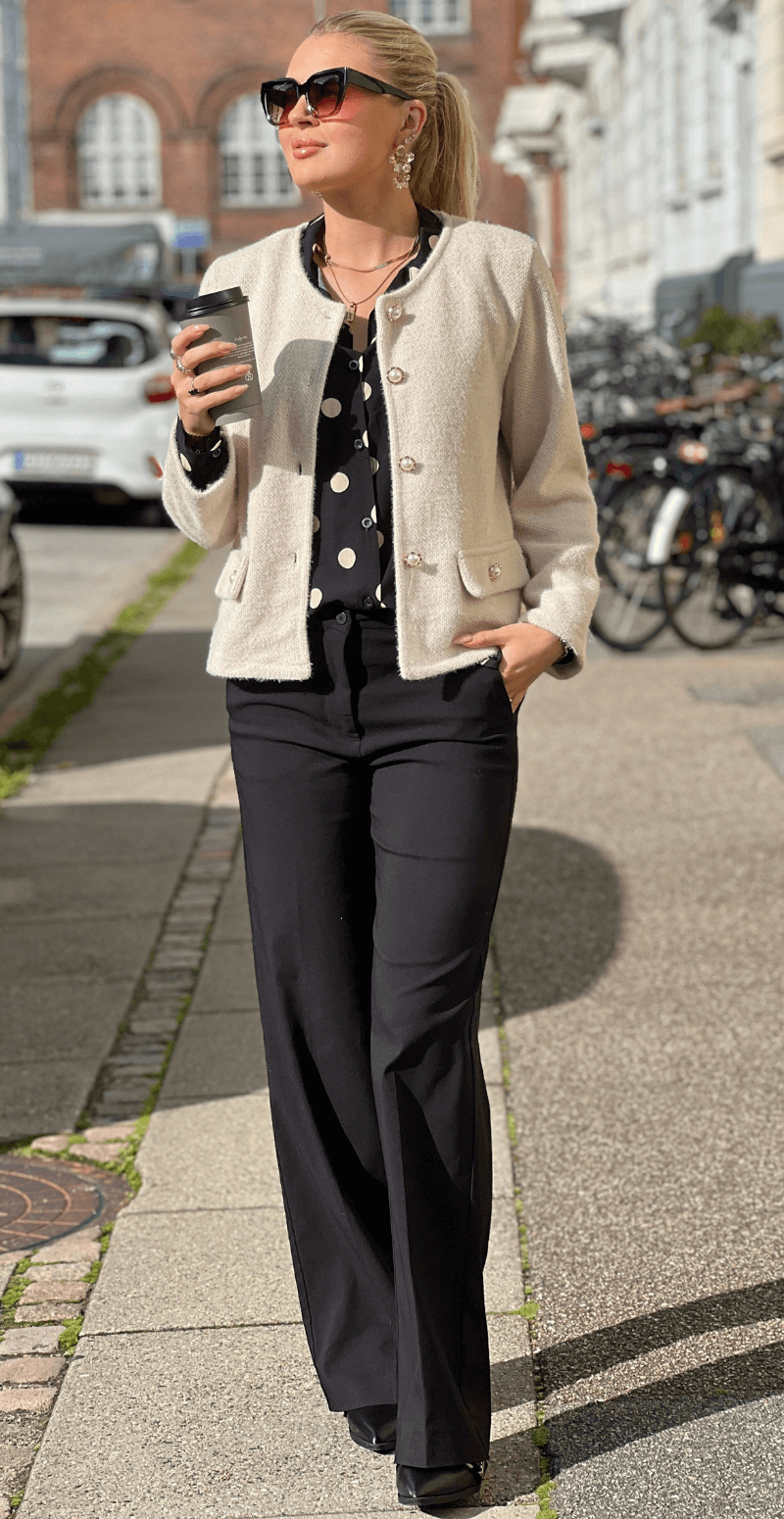 Forudbestil uge 41 Stephanie klassisk jakke med perlemorsknapper creme LikeLondon