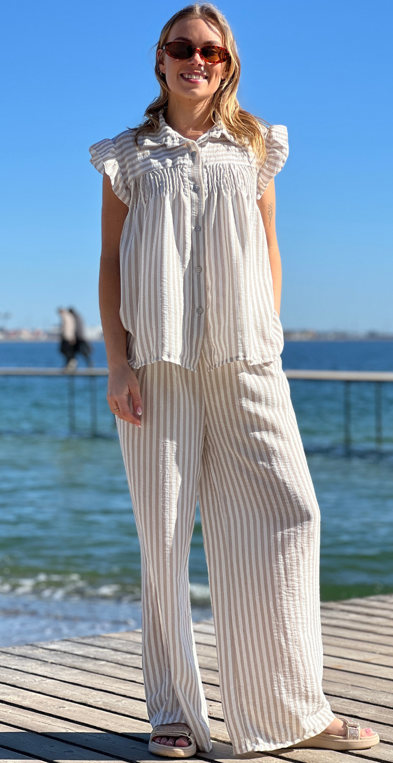 Lilje sæt med stribet bluse og bukser beige LikeLondon