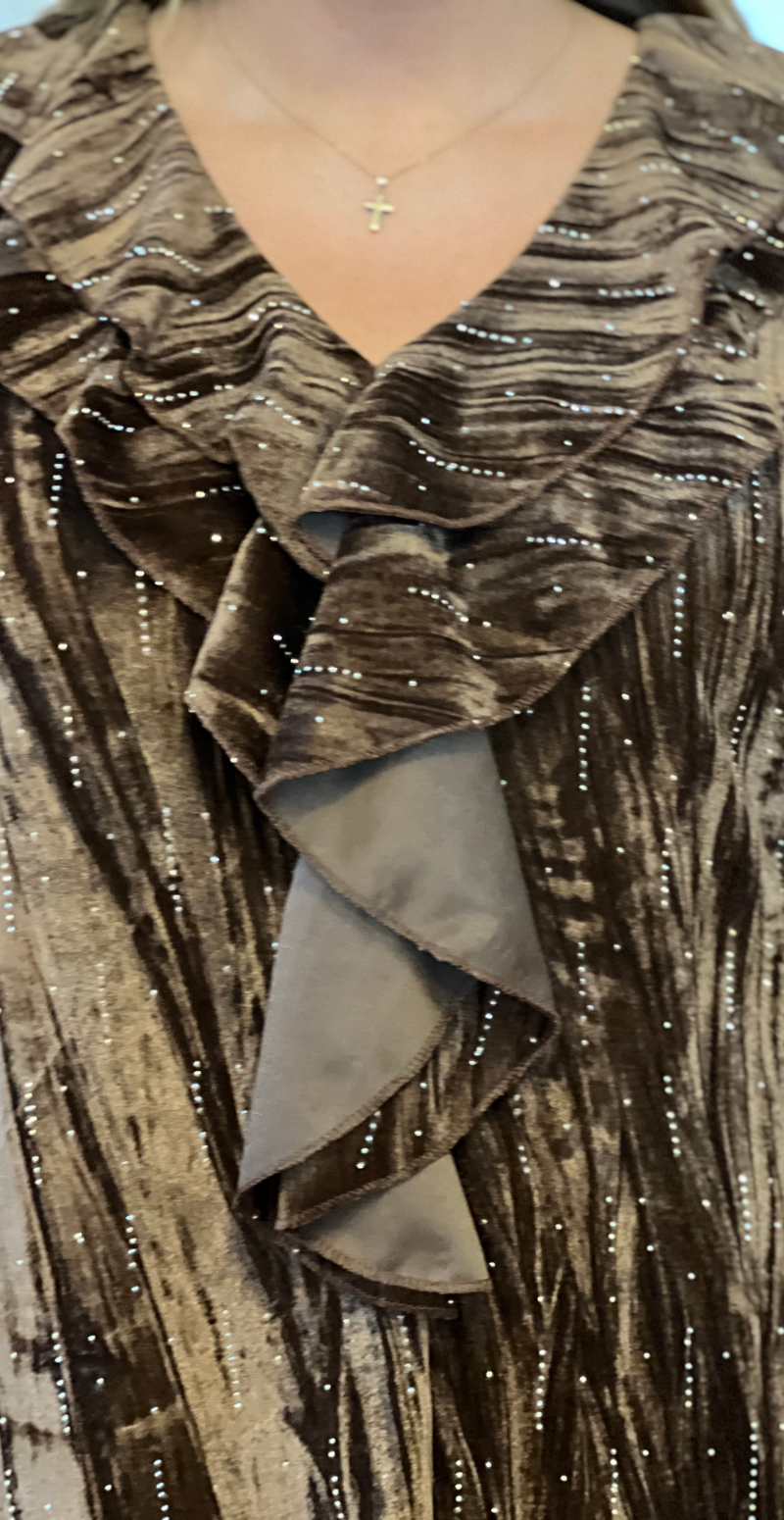 Faye velourkjole med similisten og flæse detalje brun LikeLondon