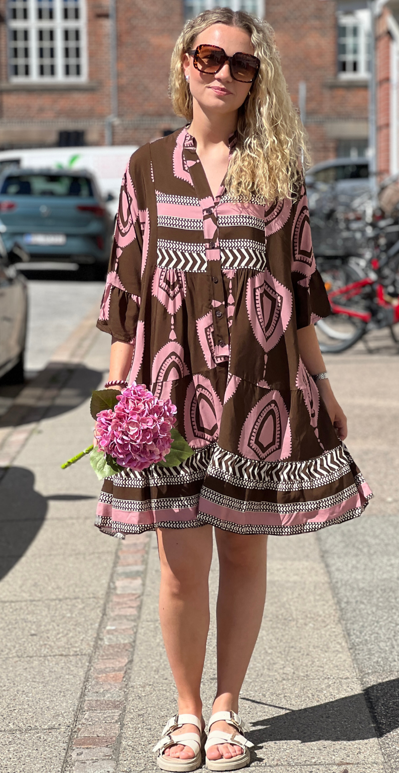 Nethe kort kjole med knapper og grafisk mønster rosa LikeLondon