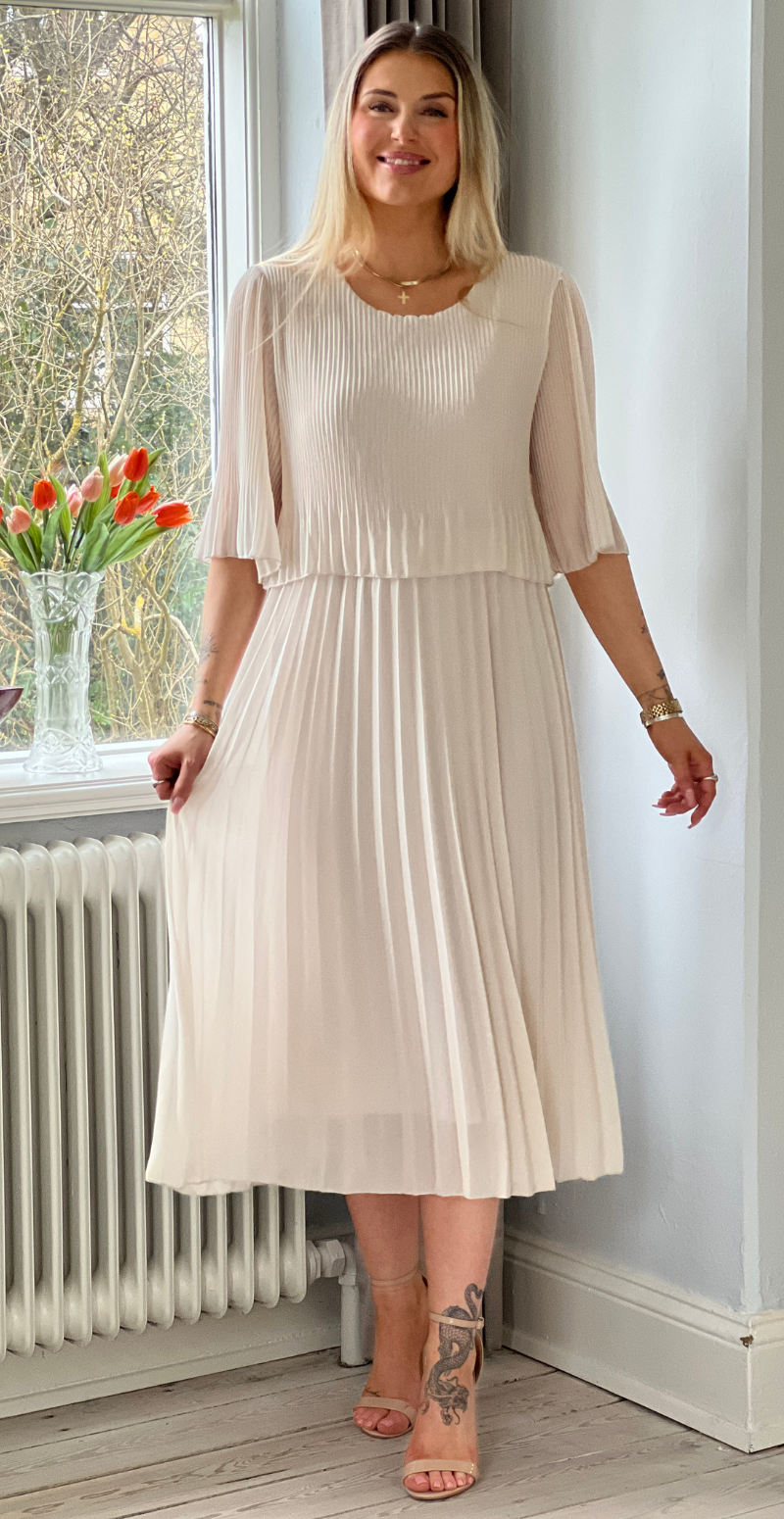 Carmen plisseret kjole med elastik i taljen beige LikeLondon
