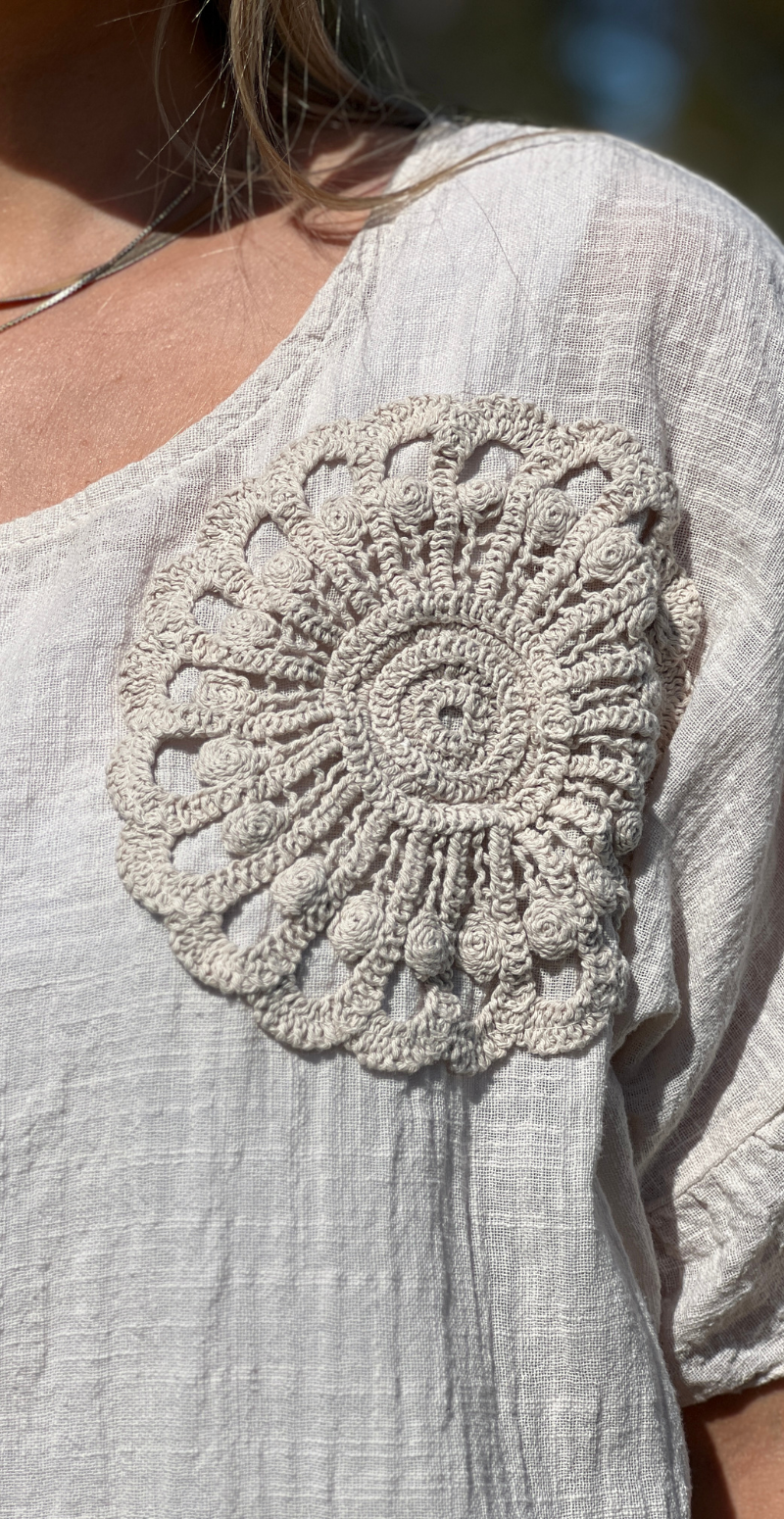 Carolina kortærmet bluse med peplum og hæklet blomst beige LikeLondon