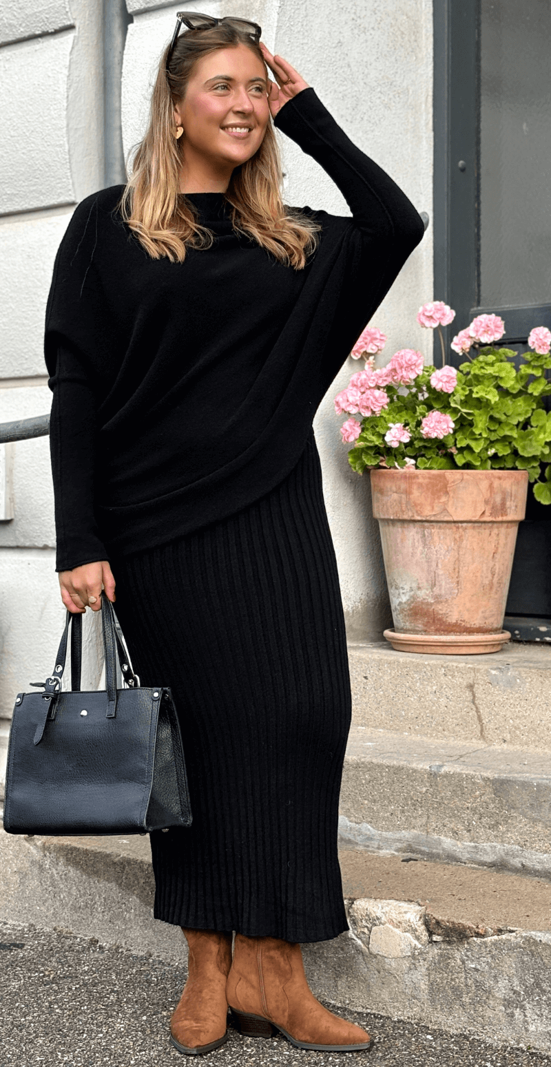 Molly striksæt med rib nederdel og asymetrisk bluse sort LikeLondon