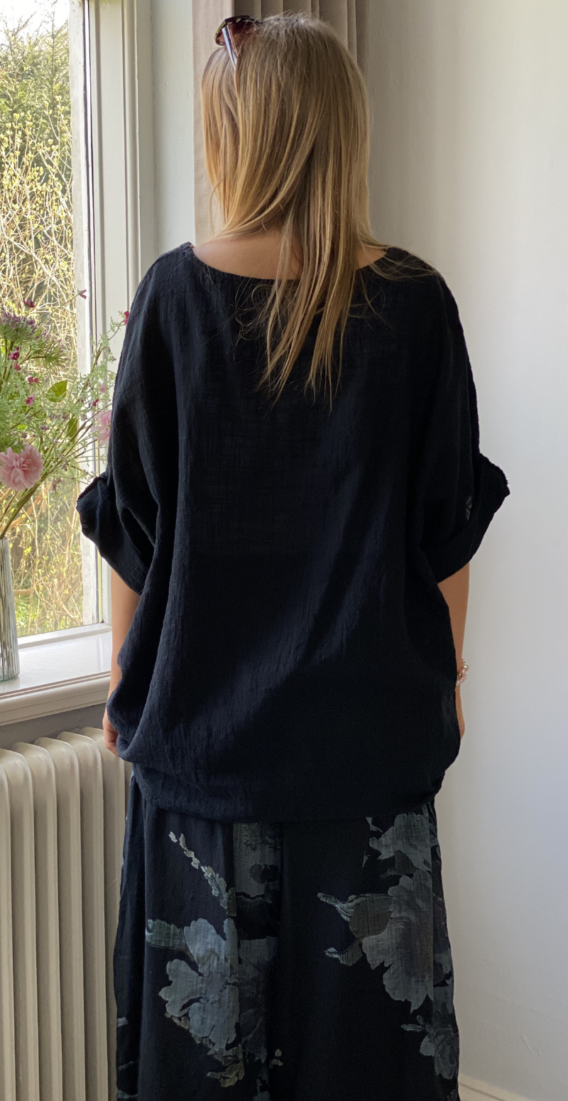 Alida bluse med vidde og halskæde sort LikeLondon