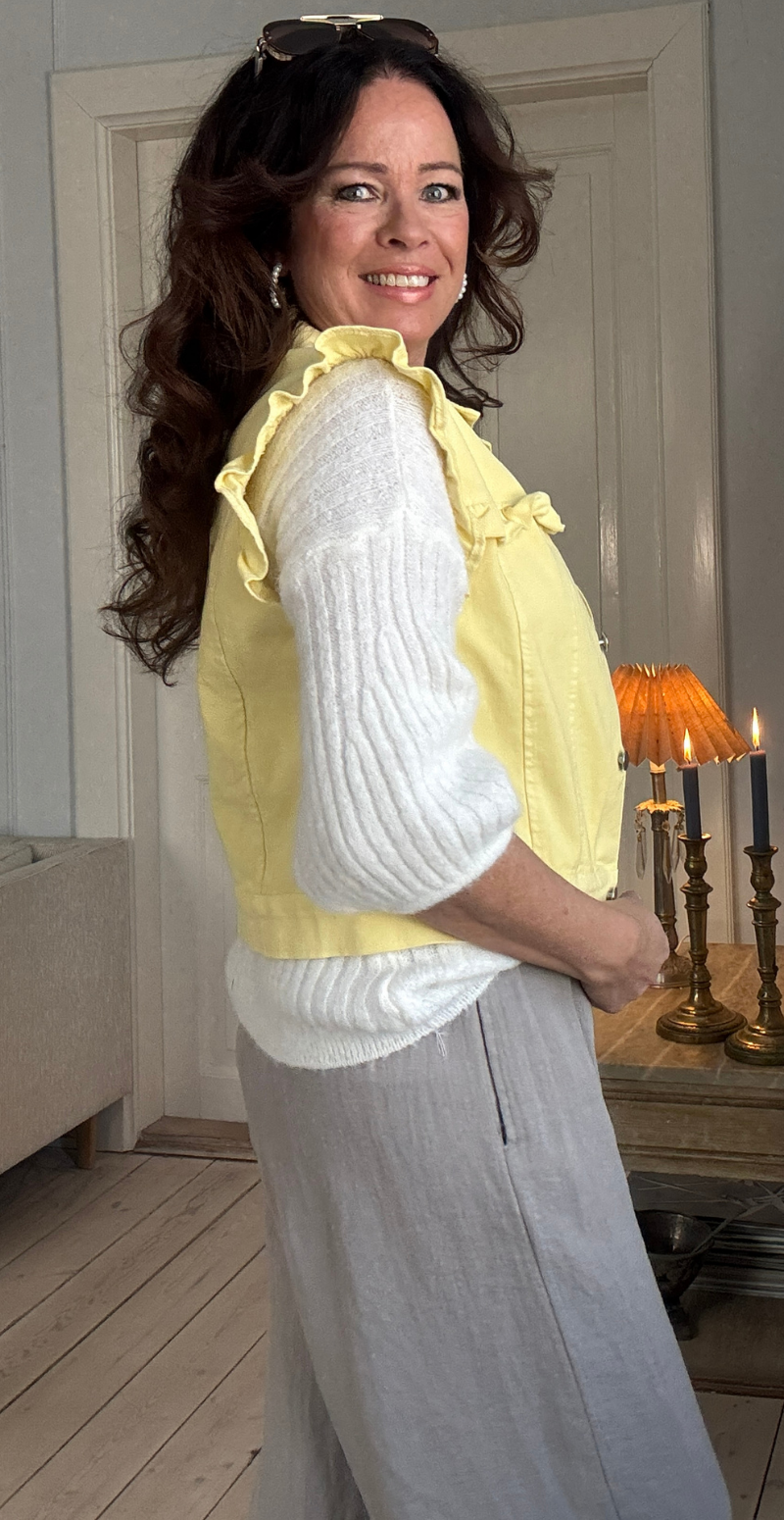 Elli vest med flæsedetaljer gul LikeLondon