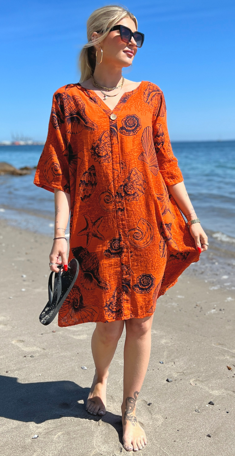 Marissa kjole med træknap og print af muslingeskaller orange LikeLondon