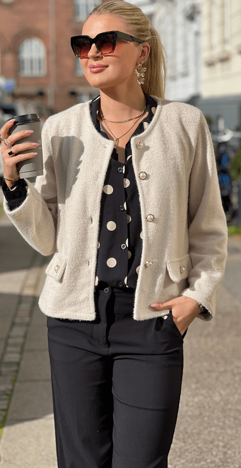 Forudbestil uge 41 Stephanie klassisk jakke med perlemorsknapper creme LikeLondon