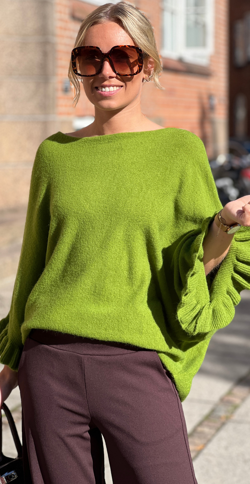 Louise strikbluse i baby alpaca med flæsedetaljer og 3/4 ærmer olive LikeLondon