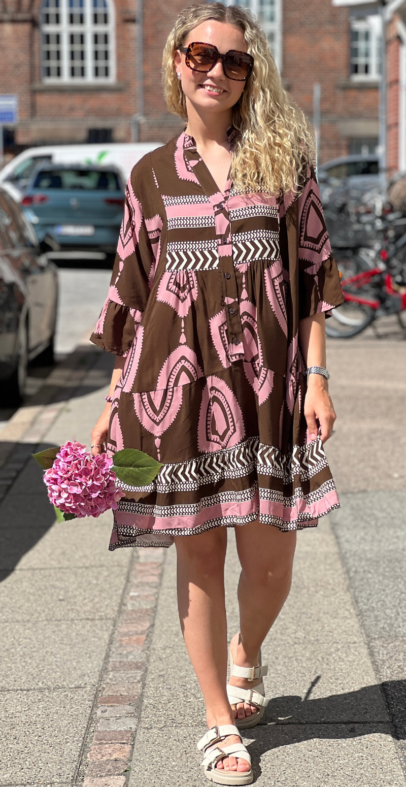 Nethe kort kjole med knapper og grafisk mønster rosa LikeLondon