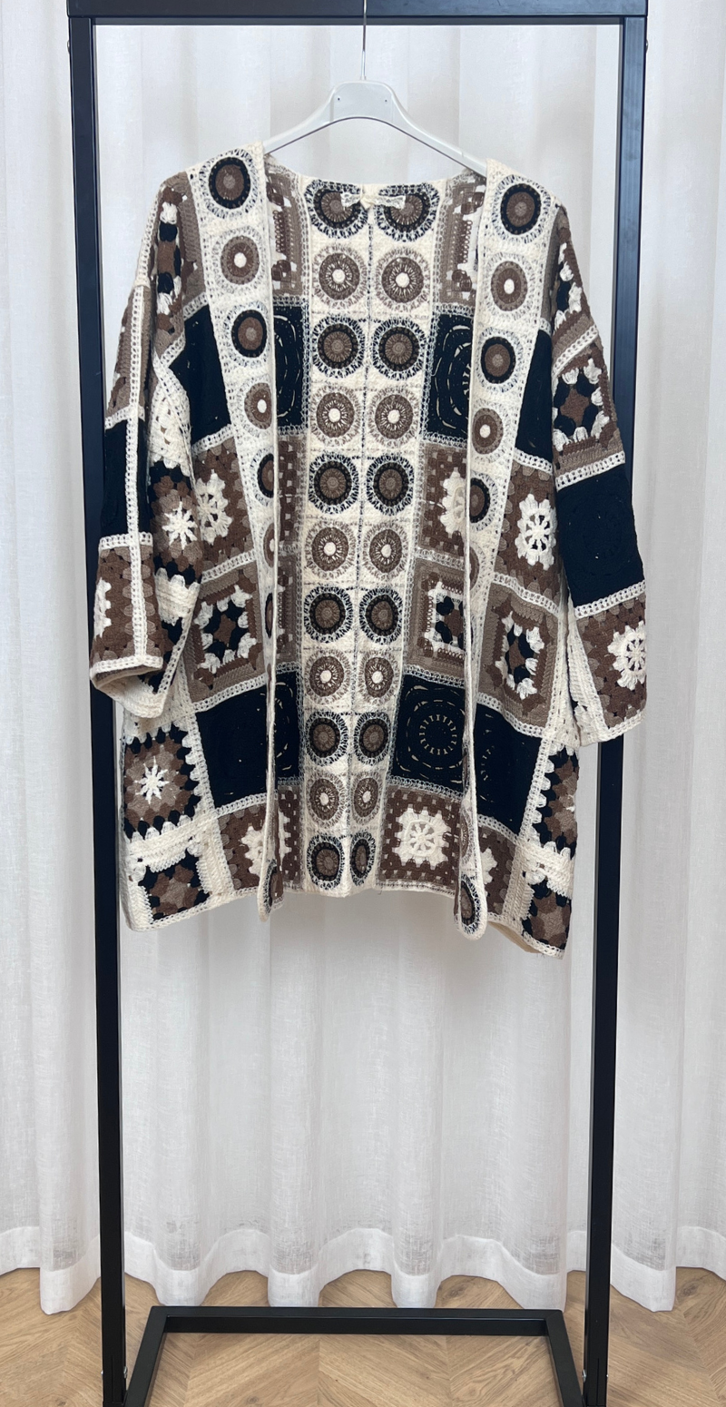 Ludmilla mellemlang cardigan med hæklet mønster sort LikeLondon