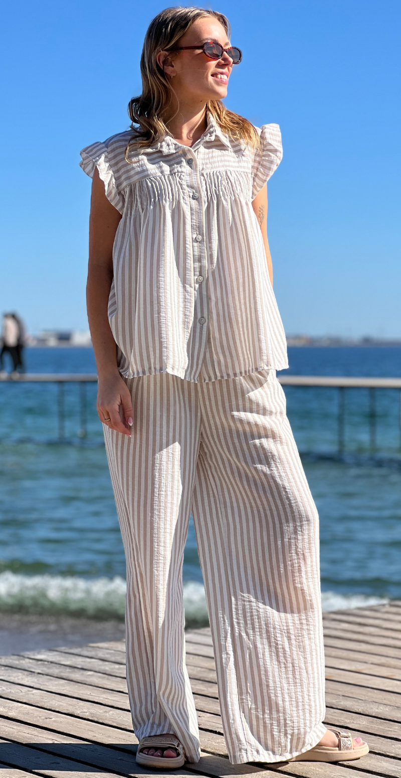 Lilje sæt med stribet bluse og bukser beige LikeLondon