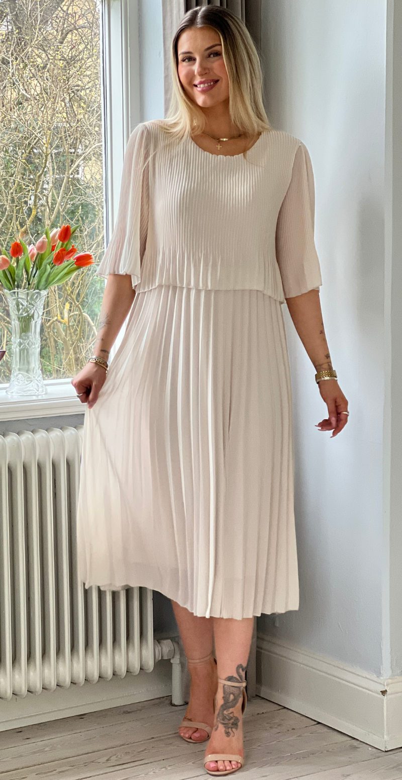 Carmen plisseret kjole med elastik i taljen beige LikeLondon